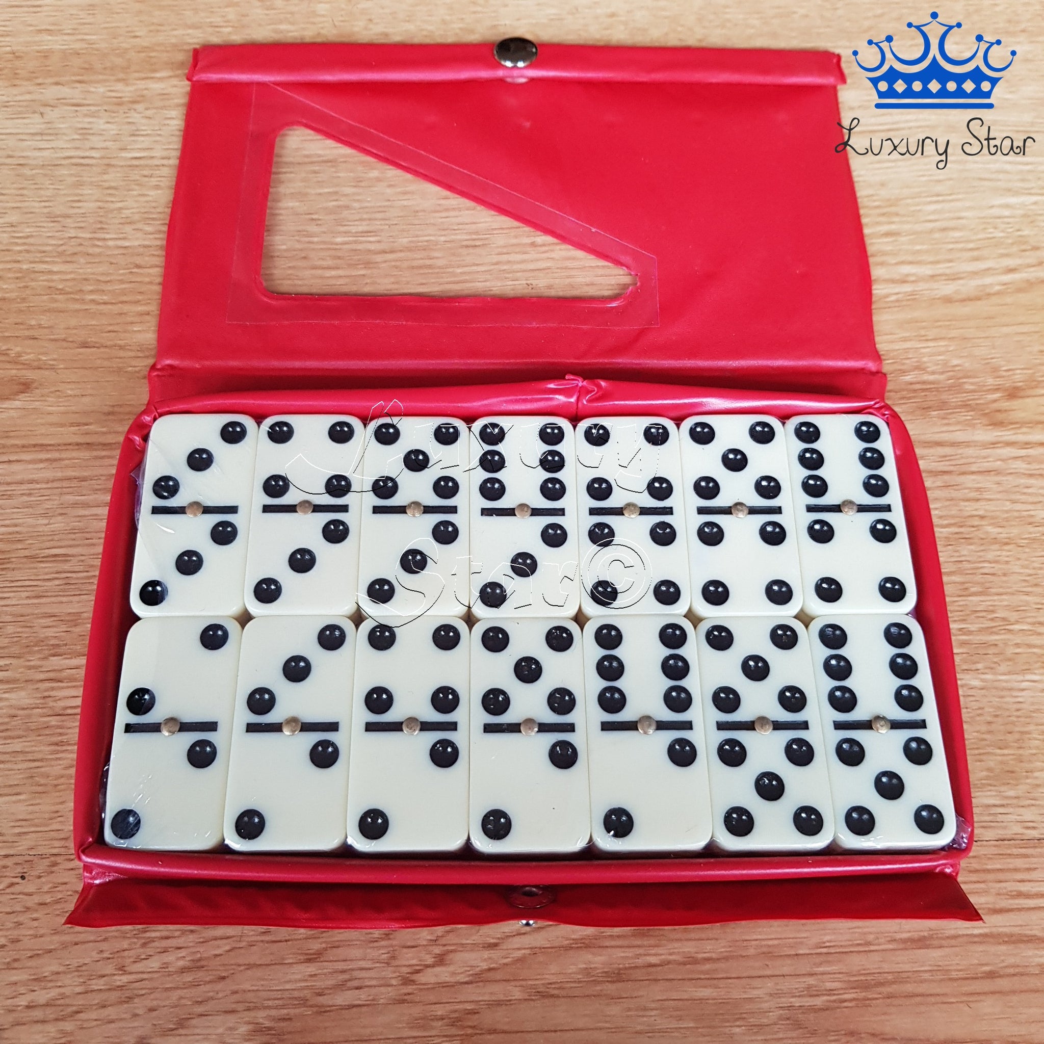 El dominó es un juego de mesa clásico. es un juego que combina habilidad,  estrategia y, a veces, azar.